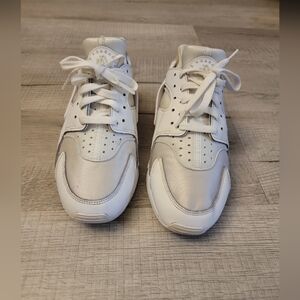 Sleek White Athletic Shoes for Women